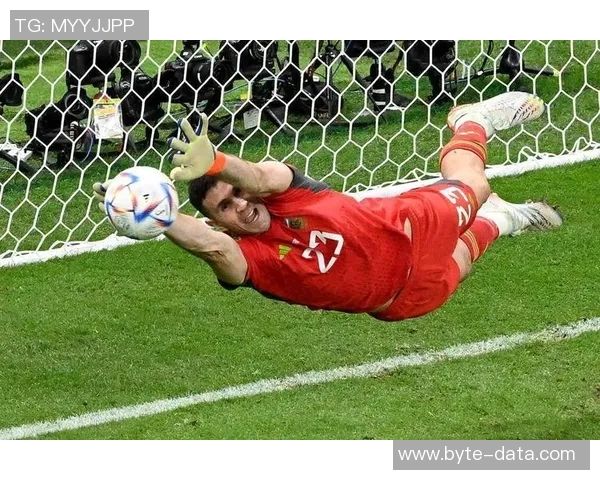 马丁内斯的传奇旅程:从球场新星到世界足球巨星的蜕变与成就